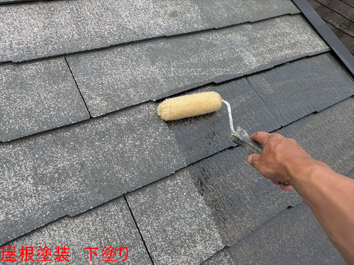 屋根材への下塗り作業